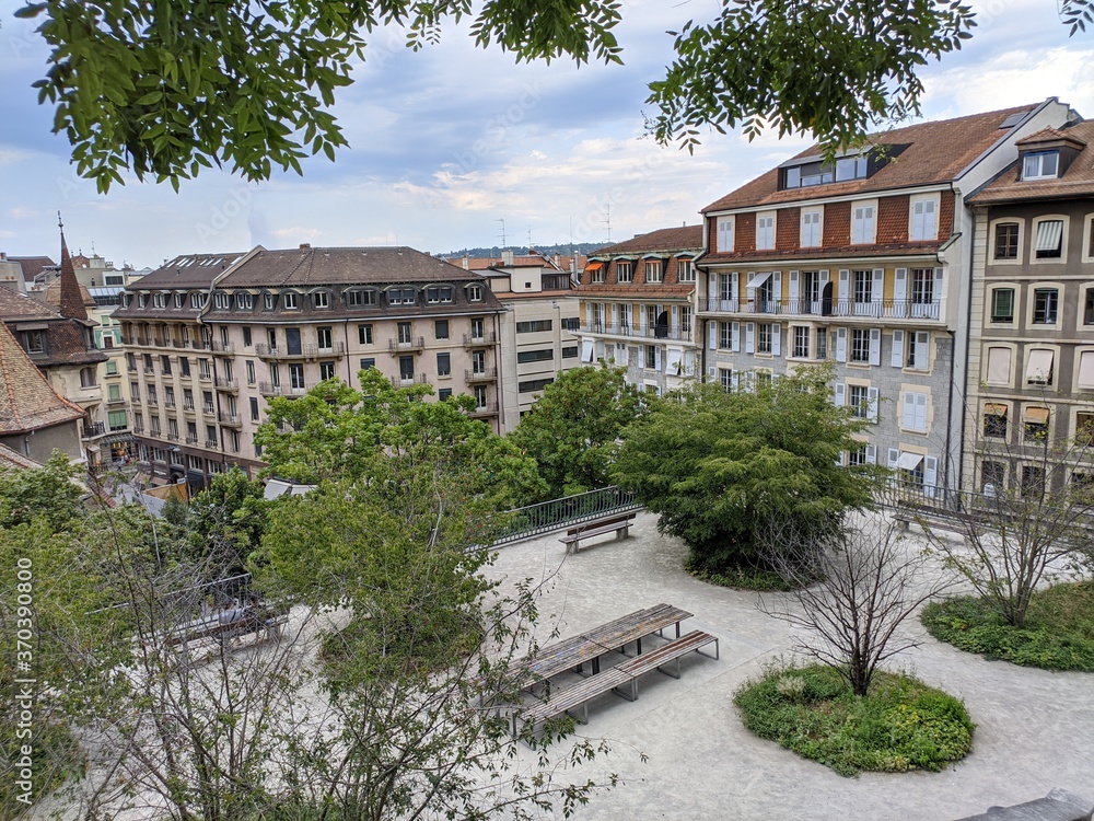 Genève capitale économique de la suisse avec le grand jet d'eau emblématique et la vieille ville touristique et architecture ancienne de maison, ville bourgeoise