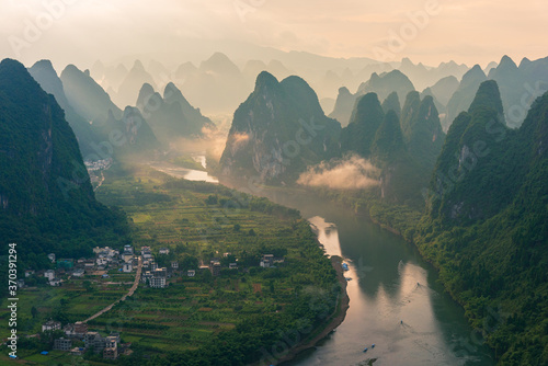 China's natural landscape, cloudy peaks, abstract natural background images.
