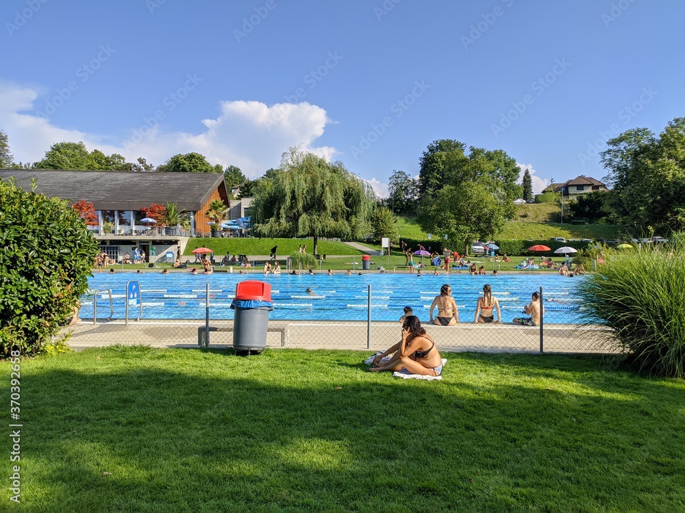 Foto de Piscine olympique en plein air en suisse à mort et son lac ...