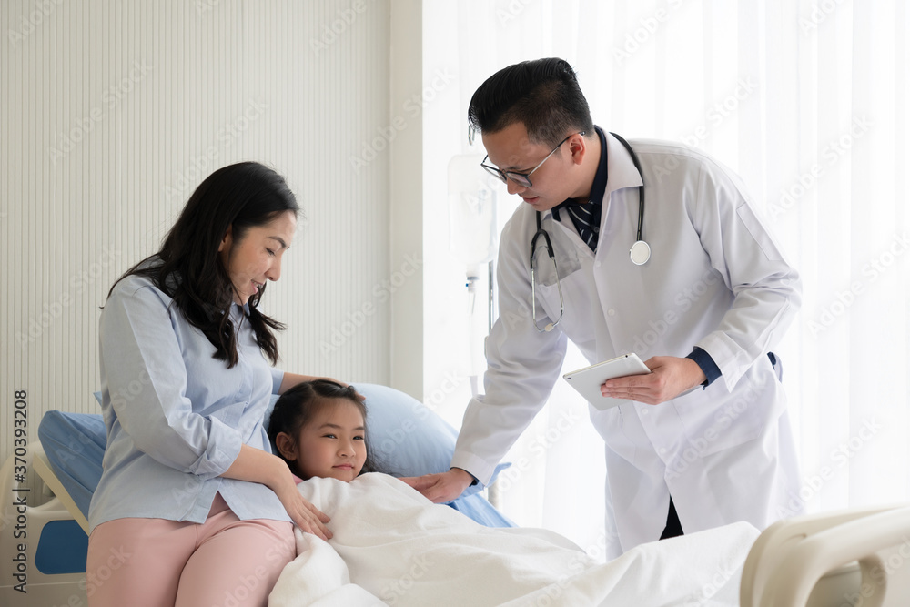 Obraz premium asian doctor visit young girl and mother who is sick and admitted at pediatric ward in hospital. healthcare and medical concept