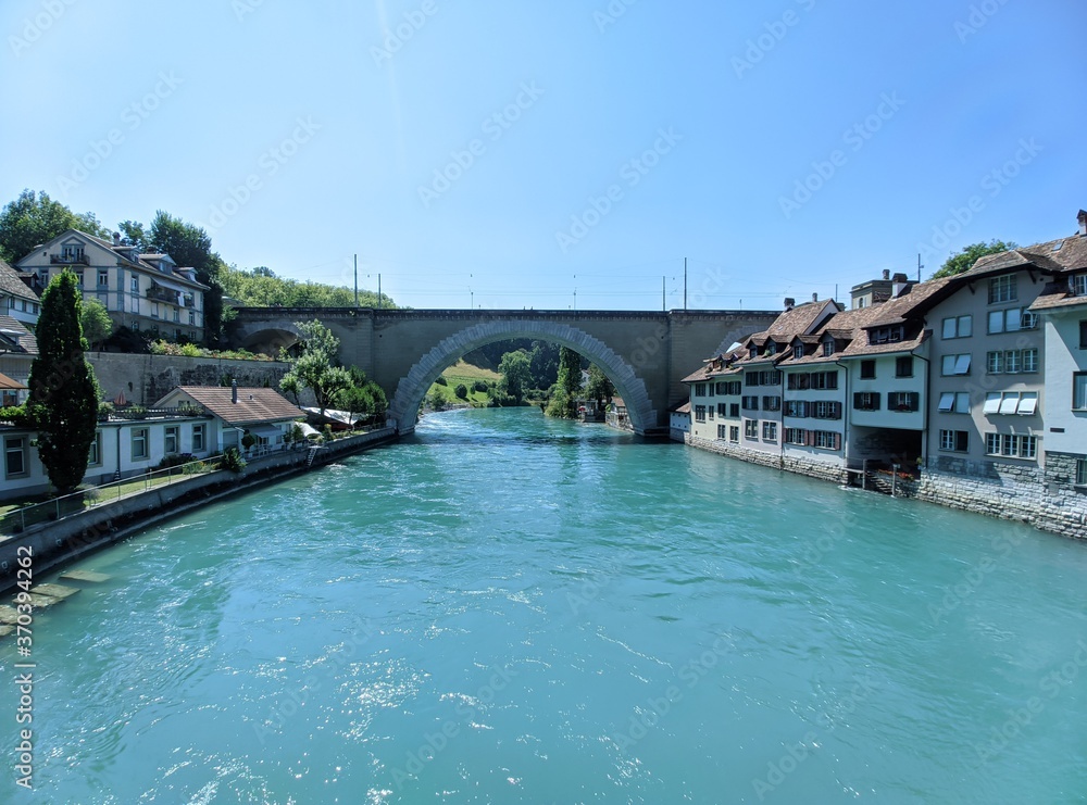 Berne en suisse Pont de Kirchenfeld avec le Aar le fleuve authentique , architecture pont bâtiment ancien de lorraine, capitale non union européenne avec les francs