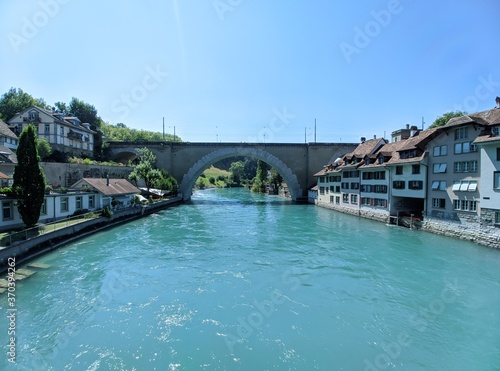 Berne en suisse Pont de Kirchenfeld avec le Aar le fleuve authentique , architecture pont bâtiment ancien de lorraine, capitale non union européenne avec les francs © Camille