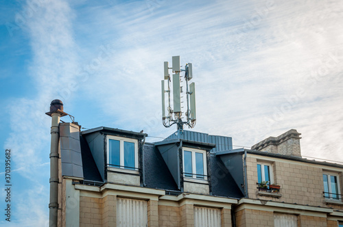 Toits de Paris avec antenne et cheminée