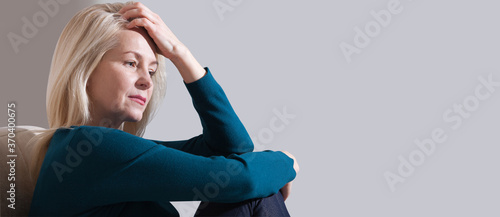 Schilderij op canvas Woman suffering from stress or a headache grimacing in pain