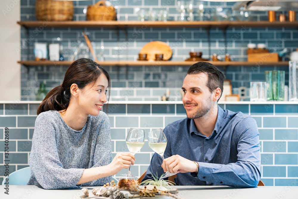 乾杯する男女 恋人 夫婦 のイメージ写真 Stock Photo Adobe Stock