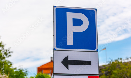 Parking sign and an arrow showing where parking is allowed