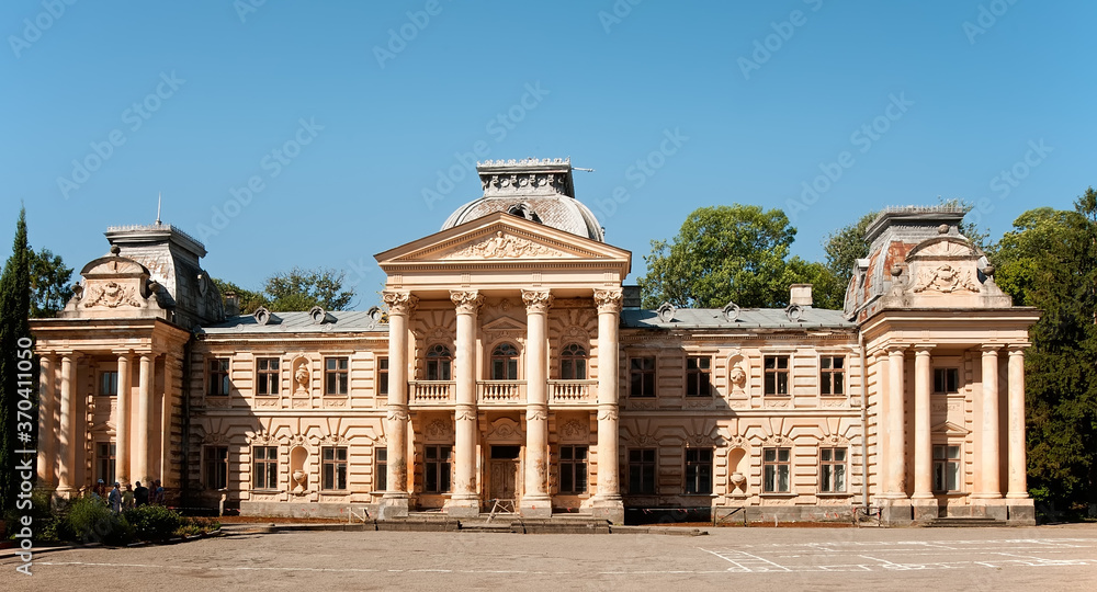 Obraz premium The front view to the old Badeni palace in Koropets in Ukraine