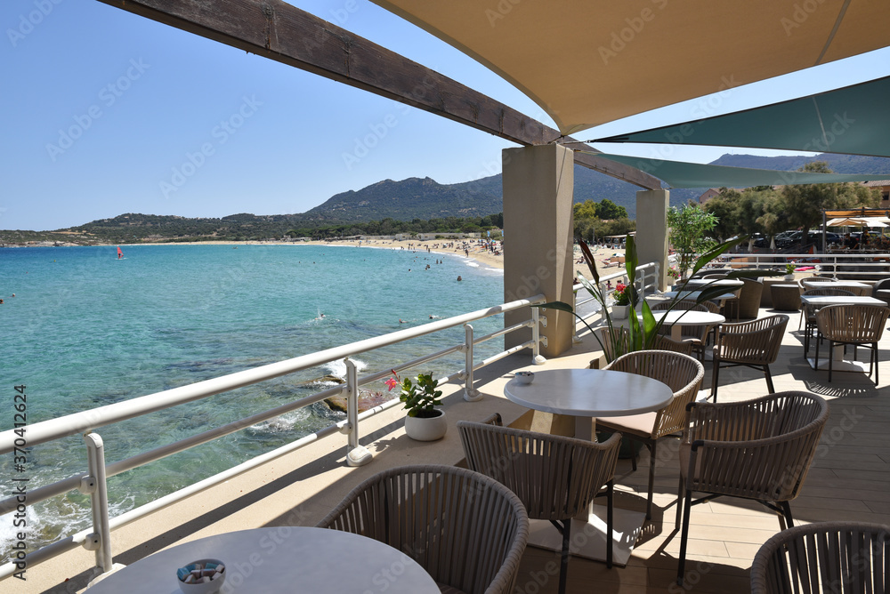 Fototapeta premium Terrasse sur la mer en Corse