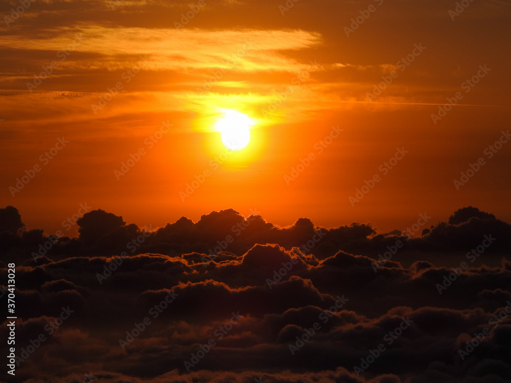 Fototapeta premium CIELO NARANJA SOBRE LAS NUBES