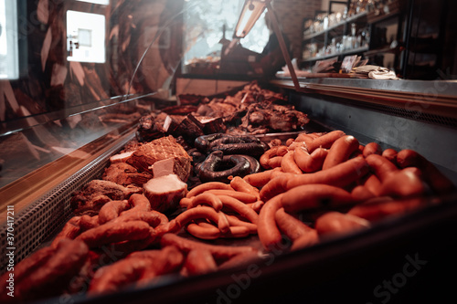 Foto Many sausages in the butcher shop