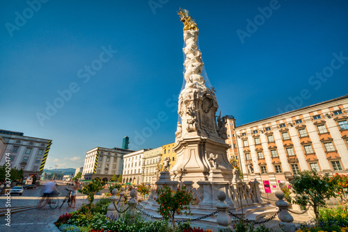 Linz mit Dreifaltigkeitssäule am Hauptplatz photo