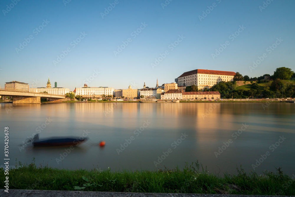 Obraz premium Linz mit Donau bei Sonnenuntergang