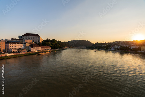 Linz mit Donau bei Sonnenuntergang