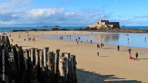 Obraz na plátně Saint-Malo en Bretagne, vue panoramique sur la mer et la grande plage du Sillon,