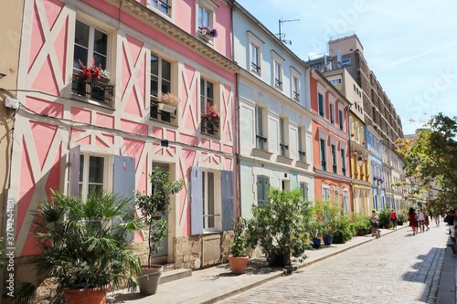 Petite maison rose dans la rue Crémieux à Paris, ruelle colorée aux façades de couleur pastel (France)
