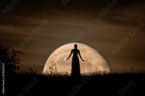 Wall Mural The Woman in the Moon 
Die Frau im Mond