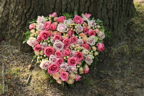Fototapeta Naklejka Na Ścianę i Meble -  heart shaped sympathy flower arrangement