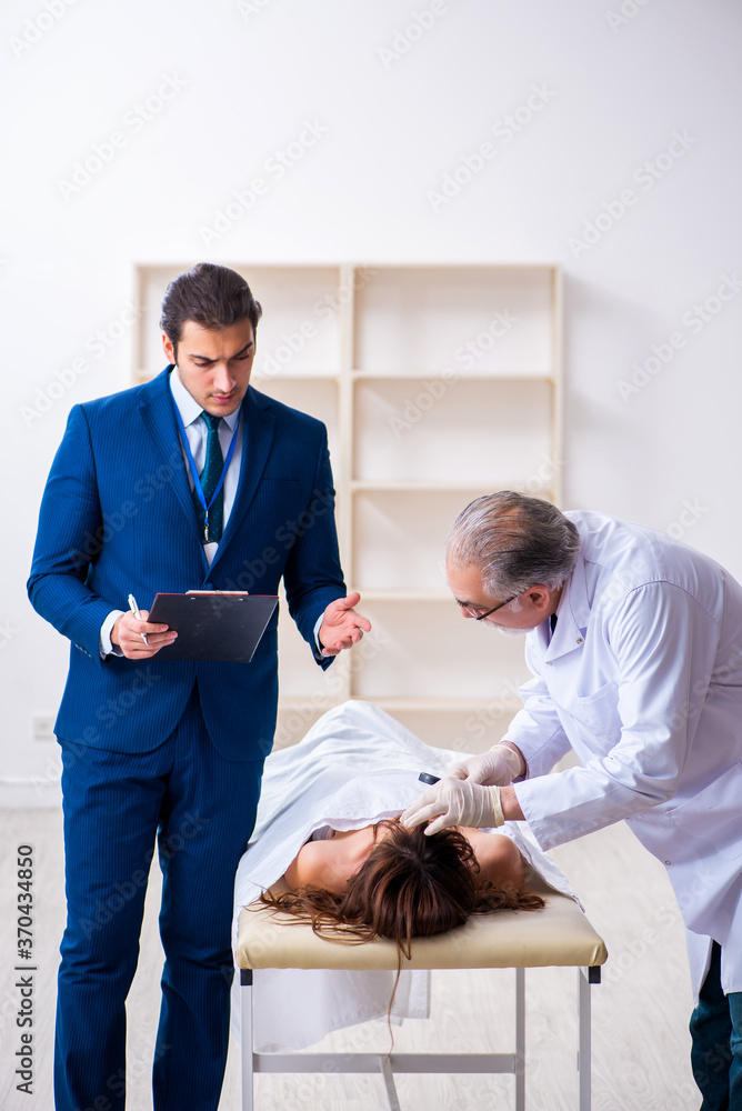 Obraz premium Police coroner examining dead body corpse in morgue