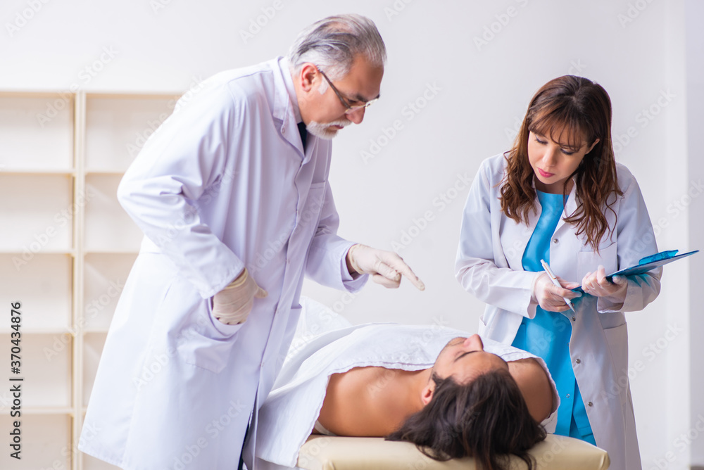 Obraz premium Police coroner examining dead body corpse in morgue
