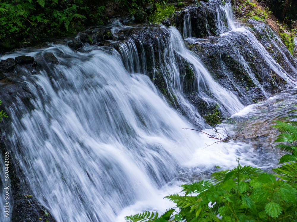 長野県の観光名所の白糸の滝に行くと途中の小さな滝