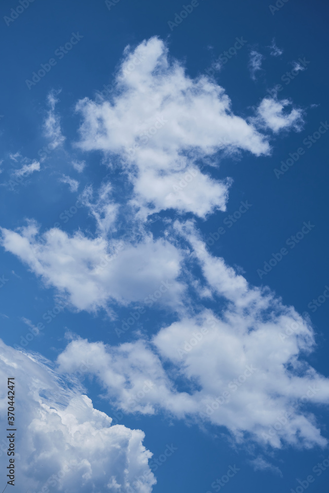 Obraz premium Blue sky and white clouds