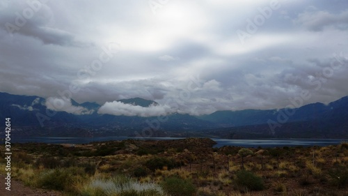 Entre laguna, montañas y nubes 2