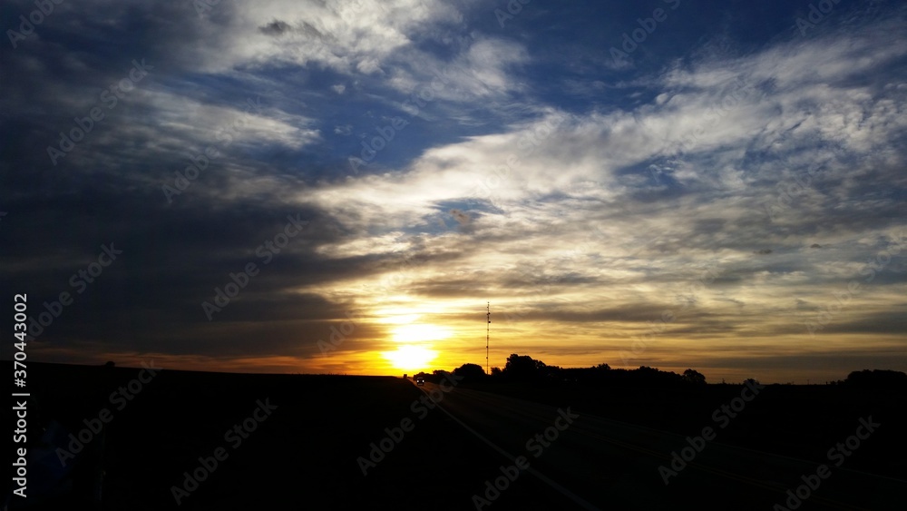 Anocheciendo con un sol despidiéndose en el horizonte Anocheciendo con un sol despidiéndose en el horizonte