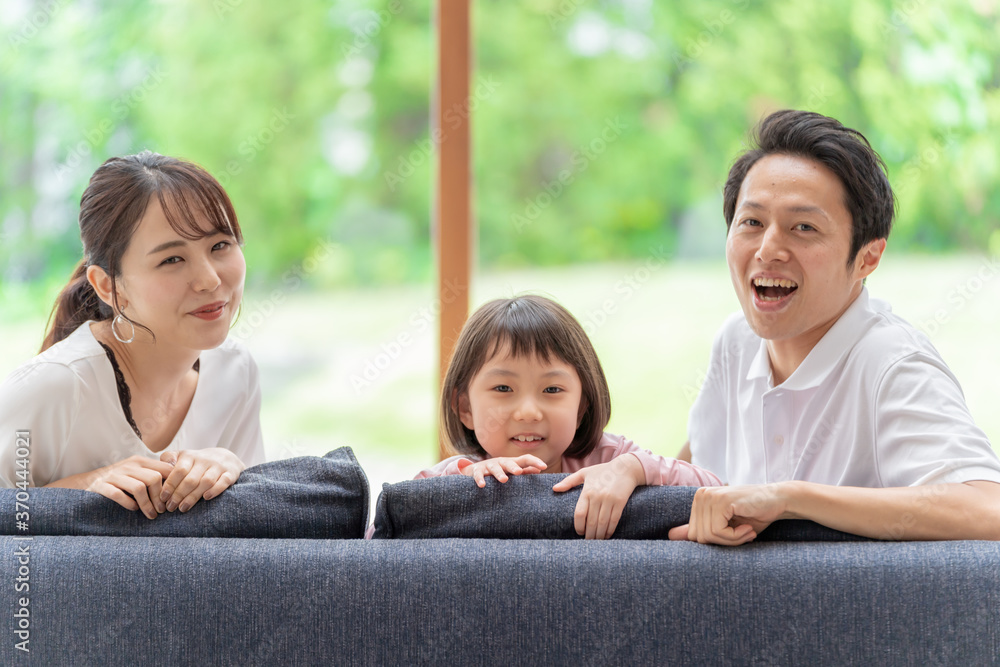 ソファーでリラックスする親子