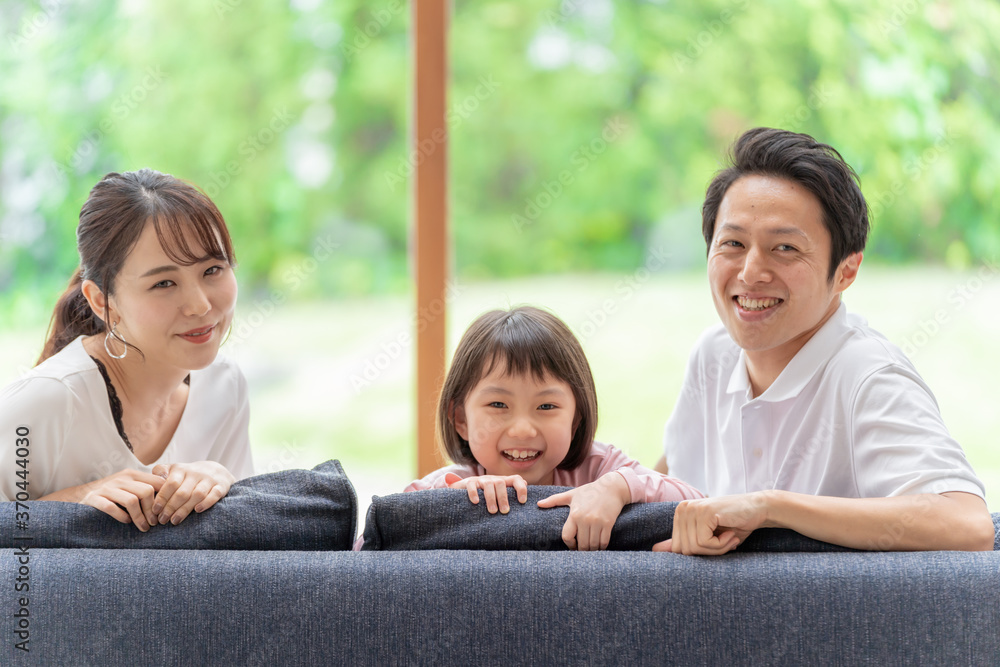 ソファーでリラックスする親子