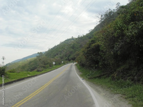 Ruta entre las montañas de la vía 12