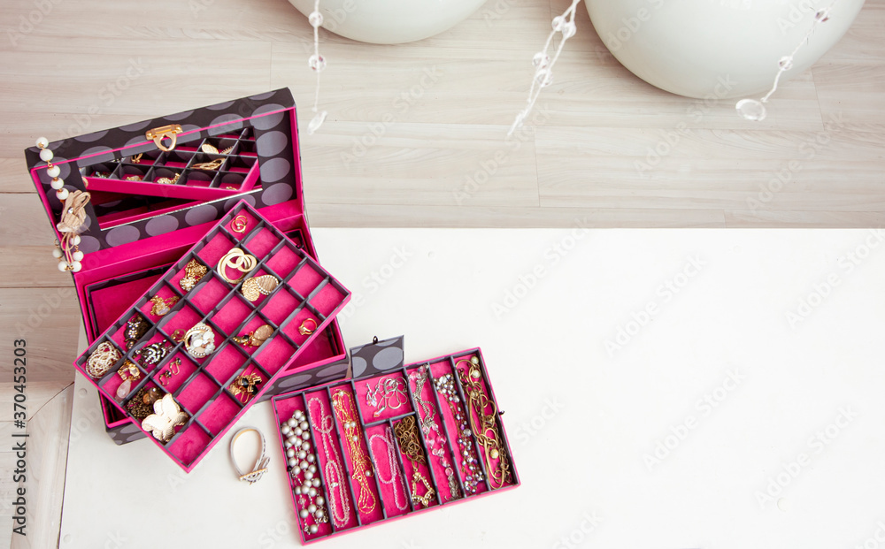 Fototapeta premium Caixa porta jóias artesanal rosa com divisórias em diversos ângulos. Porta acessórios e bijuterias feita à mão