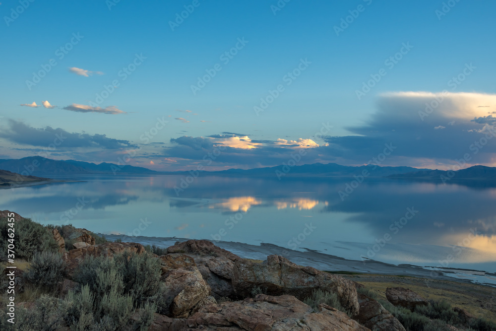 Obraz premium An overlooking landscape view of Antelope Island State Park, Utah
