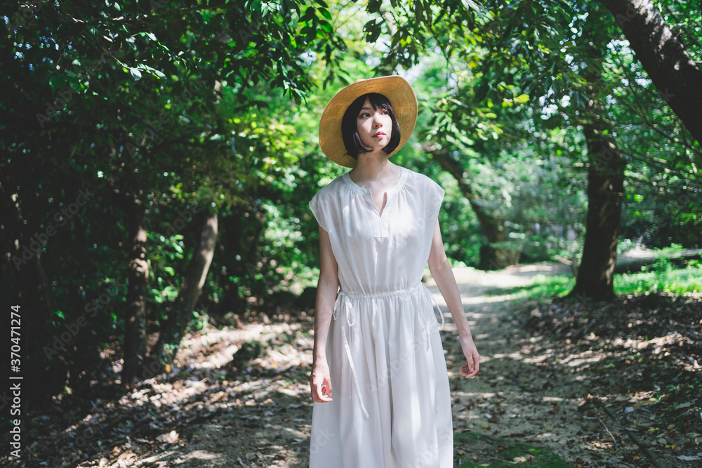 Obraz premium 夏の女性