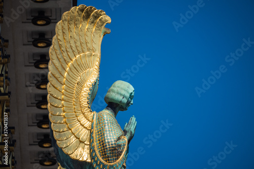 Foto Angel Statue on the Otto Wagner Church am Steinhof, an Art Nouveau Sculpture in