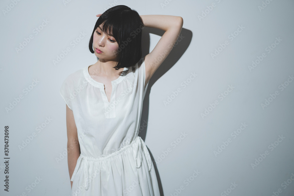 白いワンピースの女性