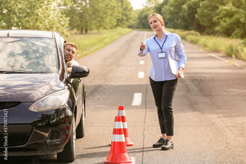 Fotografi Instructor conducting driver licence test