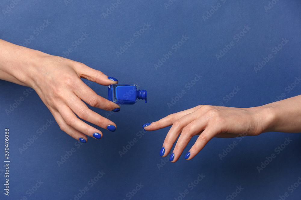 Hands with nail polish on color background - obrazy, fototapety, plakaty 
