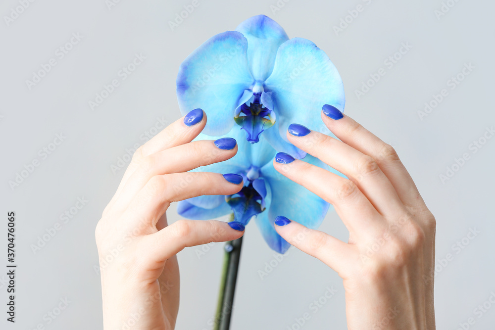 Hands with beautiful manicure and flowers on light background - obrazy, fototapety, plakaty 