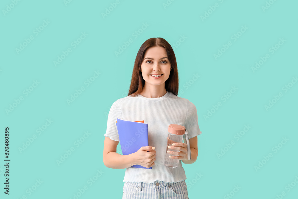 Young woman with bottle of water on color background - obrazy, fototapety, plakaty 