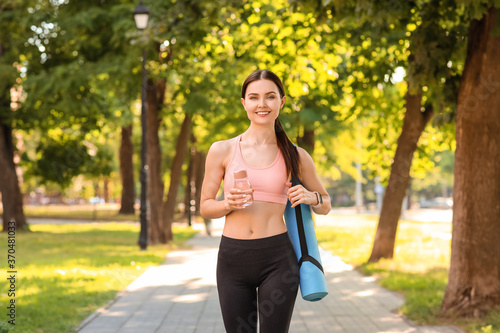 Sporty young woman with bot...
