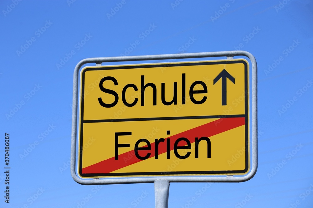 Symbolbild: Ortsausgangsschild mit dem Schriftzug Ferien / Schule Symbolbild: Ortsausgangsschild mit dem Schriftzug Ferien / Schule