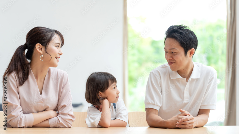 リビングで家族会議をする親子