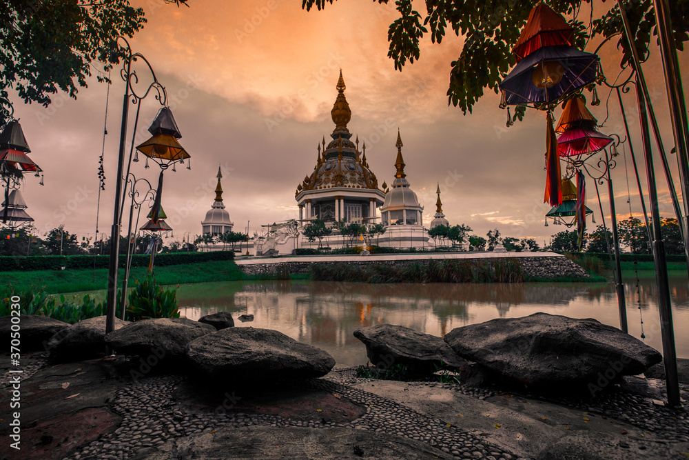 Obraz premium The background of an important tourist attraction in Khon Kaen Province (Wat Thung Setthi) is a large pagoda in the middle of a swamp, tourists always come to see the beauty in Thailand