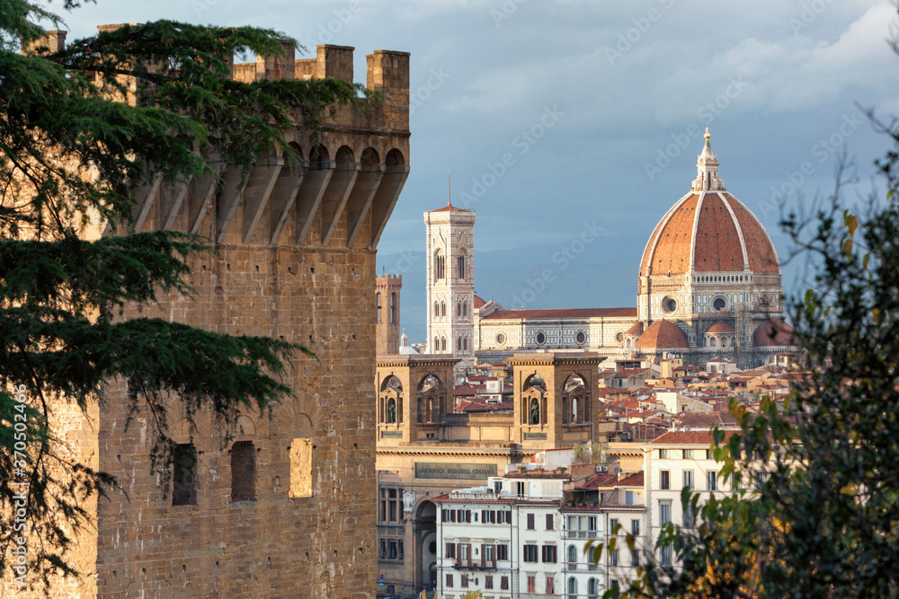 Fototapeta premium Firenze. Veduta con torre verso il Campanoie di Giotto e la Cupola del Brunelleschi.