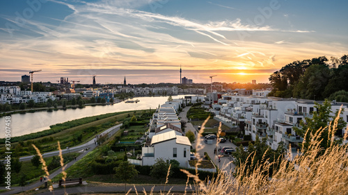 Phönixsee und Skyline Dortmund im Sonnenuntergang