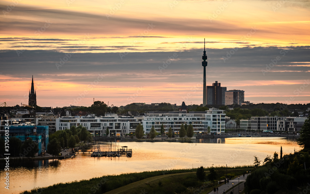 Obraz premium Phönixsee und Skyline Dortmund im Sonnenuntergang