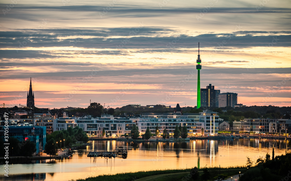 Phönixsee und Skyline Dortmund im Sonnenuntergang