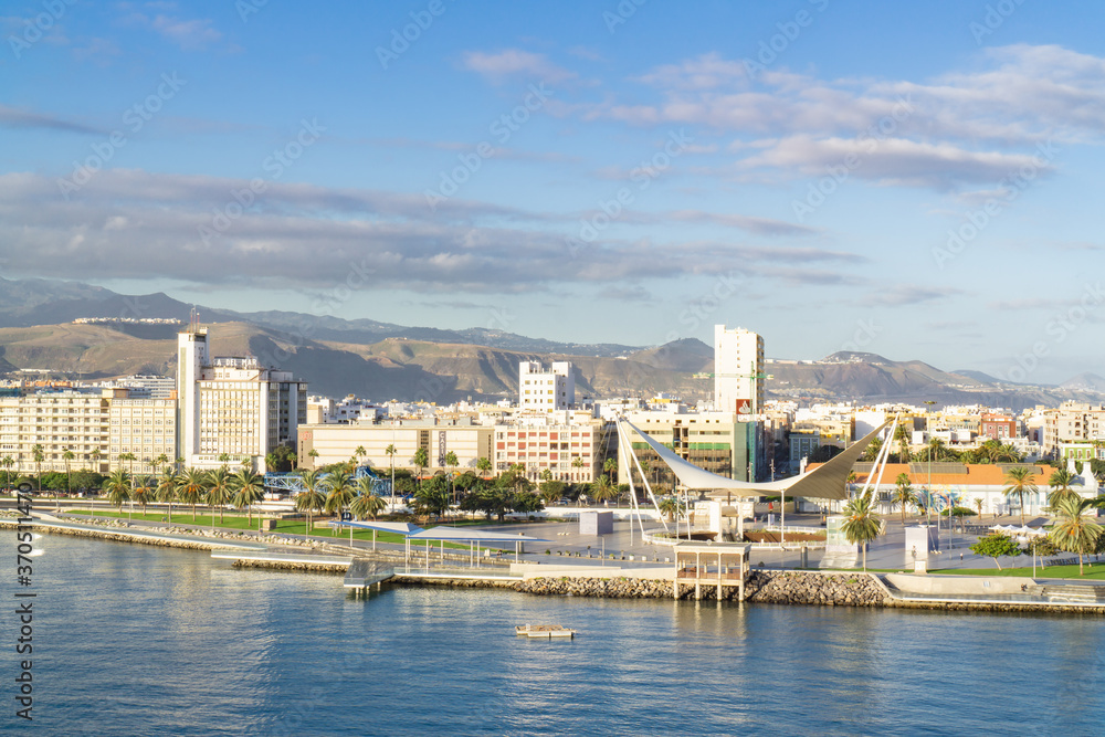 Obraz premium Morning in the harbor at the cruise terminal with a view of the city of Gran Canaria, Spain, December 22, 2019