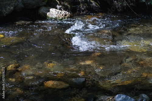 woda czysta   r  d  o rzeka kamienie 