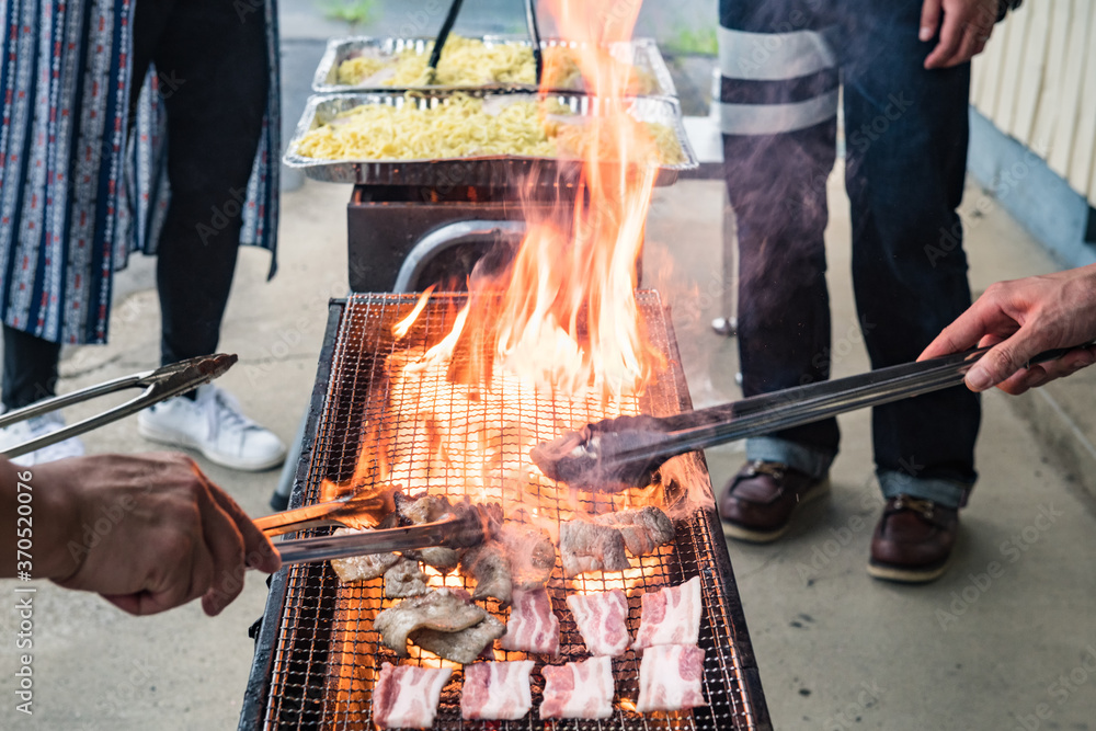 日本の夏の夕暮れ時の炎のバーベキューパーティー Stock Photo Adobe Stock